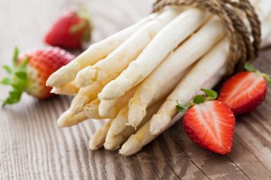 weisser Spargel und Erdbeeren / white asparagus and strawberries